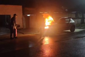 GCM combate incêndio em veículo em Paranaguá