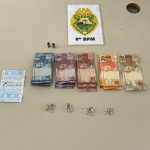 A Polícia Militar encontrou drogas e dinheiro na abordagem da suspeita