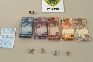 A Polícia Militar encontrou drogas e dinheiro na abordagem da suspeita