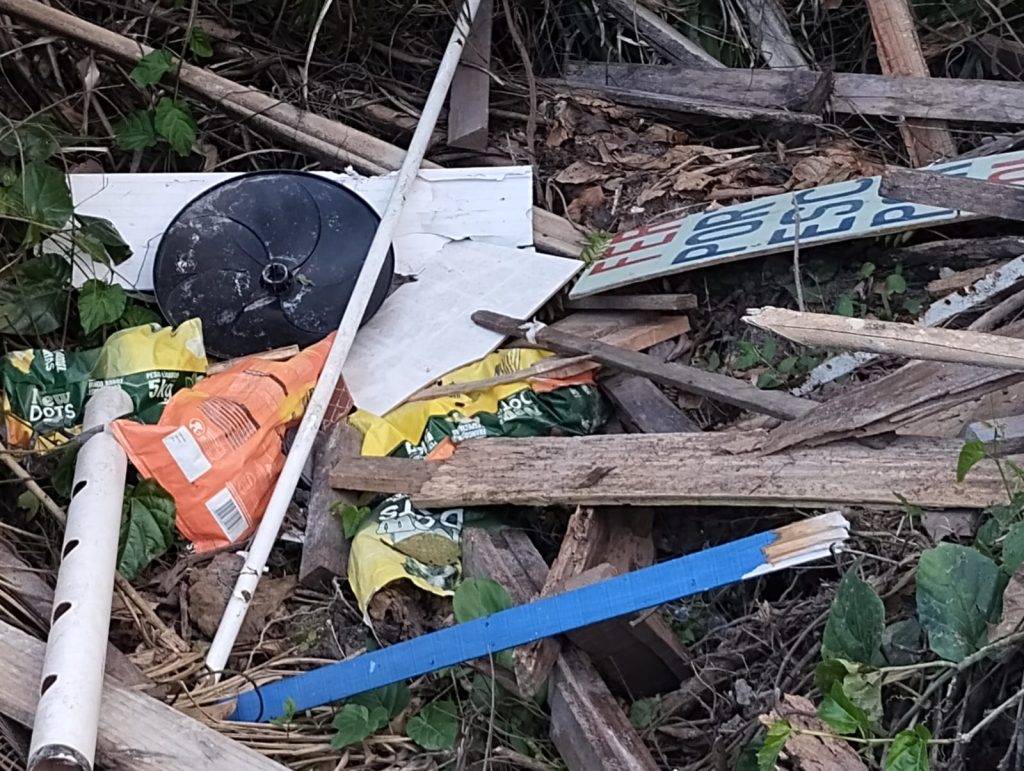 Ação da Patrulha Ambiental na Colônia São Luis, em Paranaguá, flagrou o descarte ilegal de resíduos.