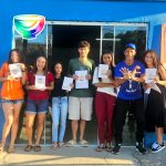 Crianças e adolescentes recebem o livro "Como transformar o mundo” antes de começar as aulas e atividades do projeto Cumbuca 5C. Foto: Divulgação