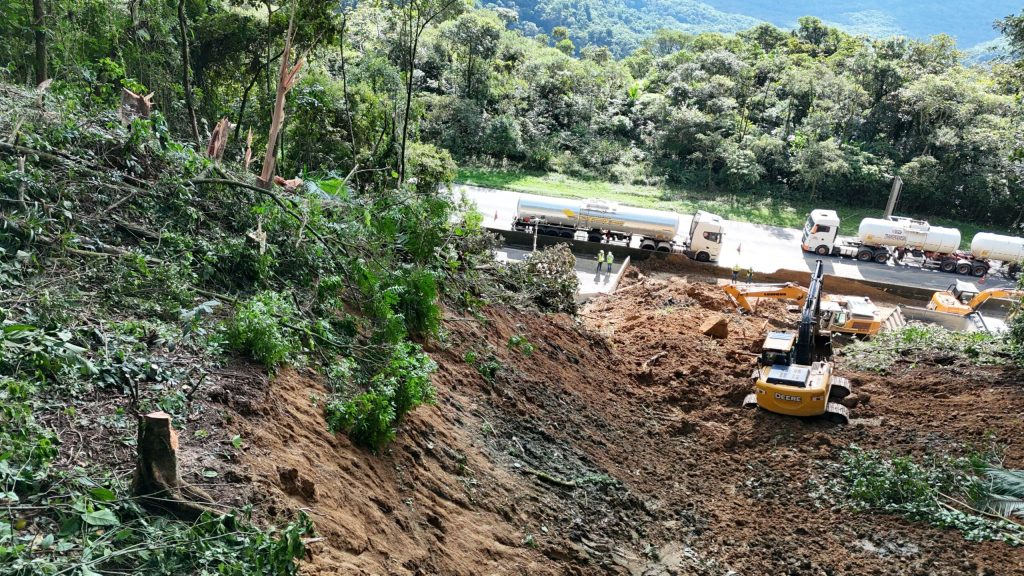 De acordo com a concessionária, deslizamento começou dentro da Serra do Mar. Foto: EPR Litoral Pioneiro/Divulgação