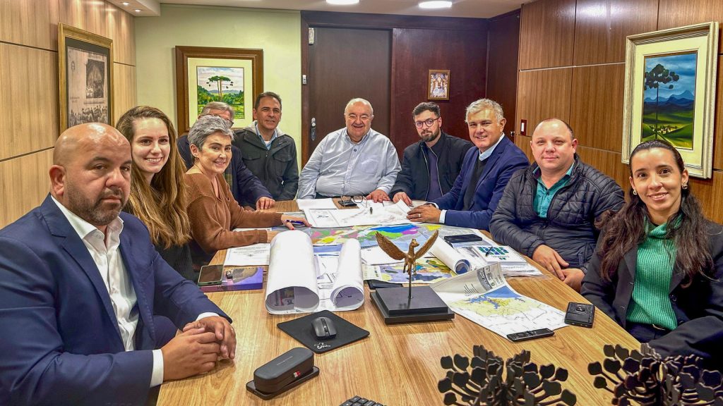  Durante reunião em Curitiba, o prefeito de Paranaguá, Adriano Ramos, discutiu com o secretário estadual Rafael Greca e o arquiteto Ricardo Amaral os próximos passos da revitalização da Orla da Rua da Praia.