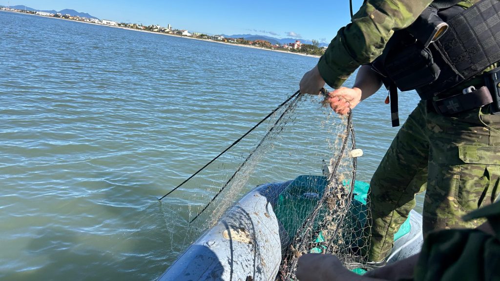 Polícia Ambiental apreende outra rede de pesca em Guaratuba (4)