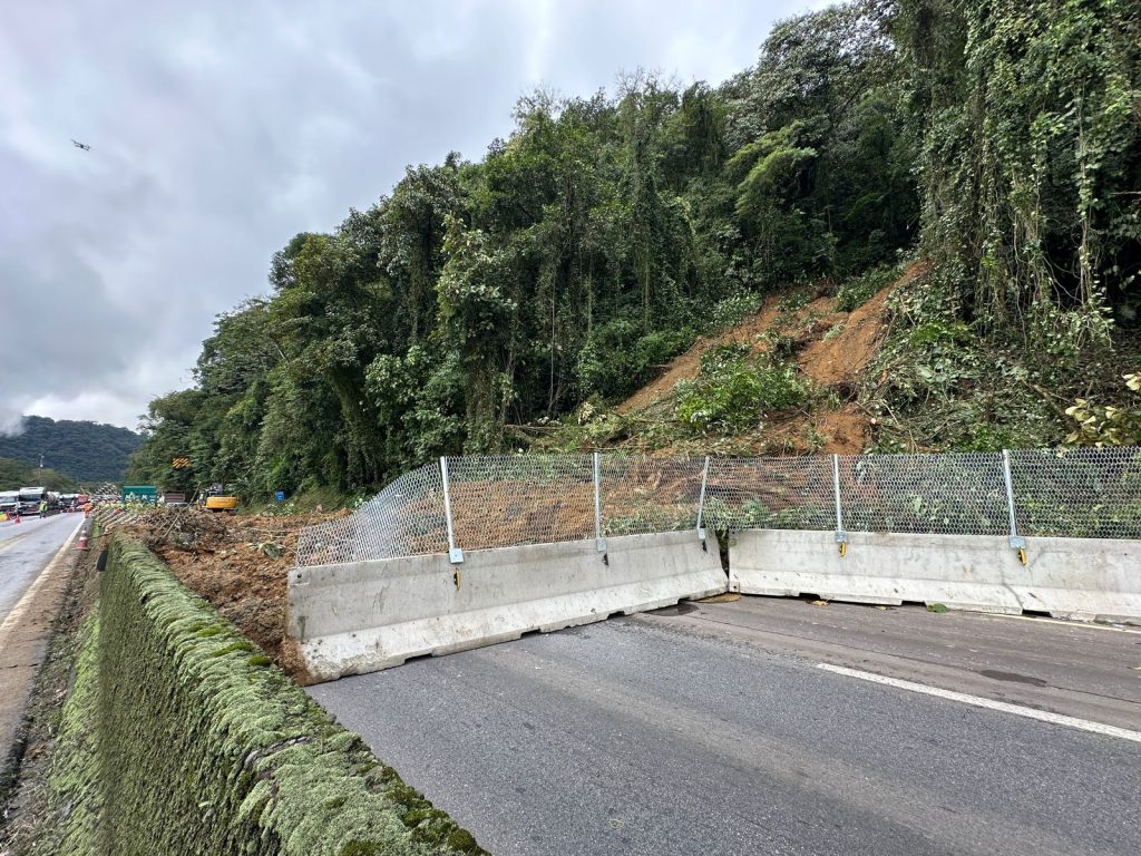 QUEDA DE BARREIRA BR 277 (1)