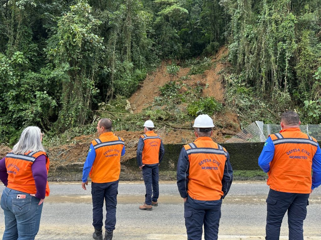 QUEDA DE BARREIRA BR 277 (2)