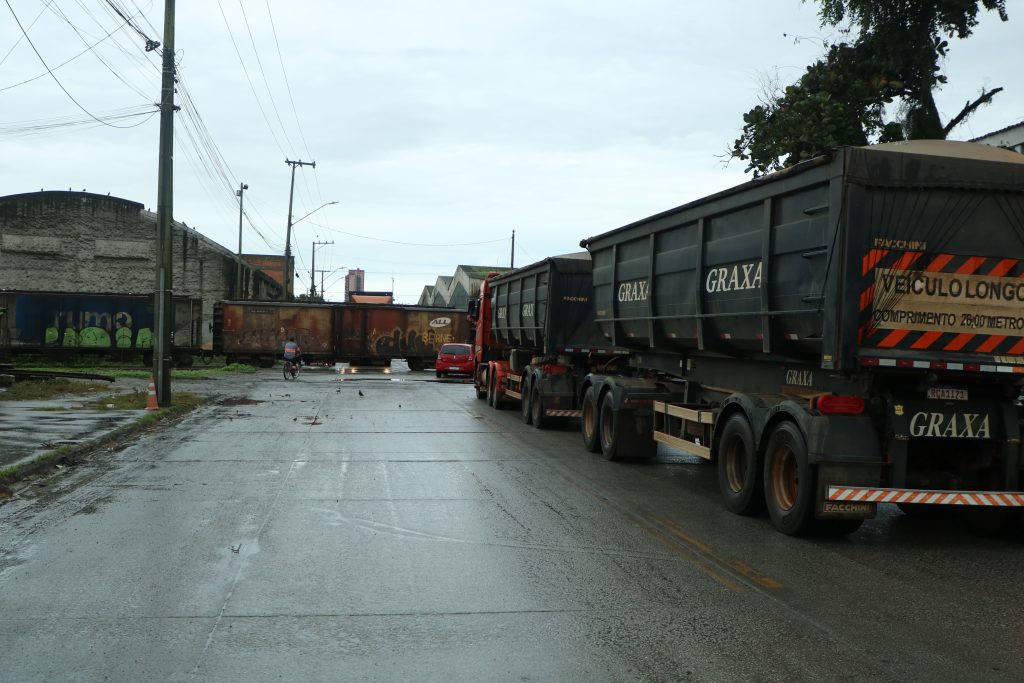 Travessia férrea Sta Rita Paranaguá -trem - Moegão Foto Diogo Monteiro JB Litoral – 23-06 -2025 – trem (1)