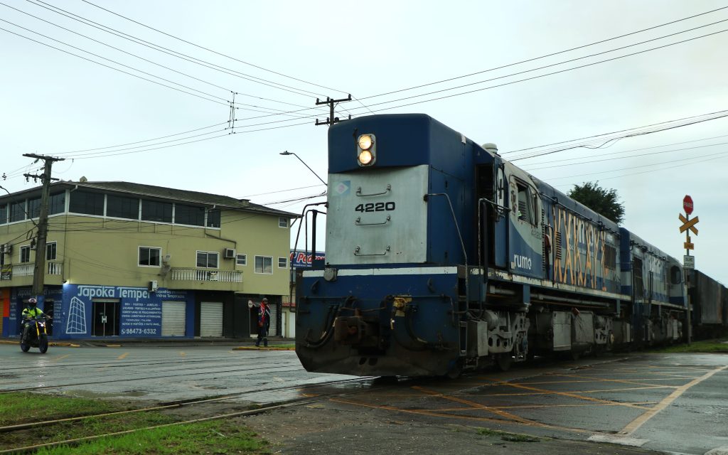 Travessia férrea Sta Rita Paranaguá Moegão Foto Diogo Monteiro JB Litoral – 23-06 -2025 – trem (2)