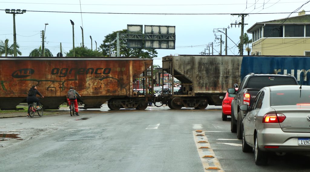 Travessia férrea Sta Rita Paranaguá Moegão Foto Diogo Monteiro JB Litoral – 23-06 -2025 – trem (8)