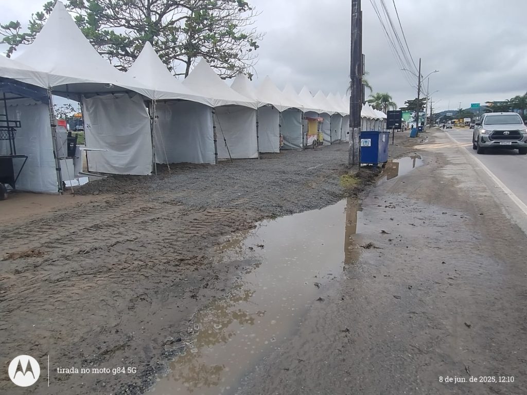 Ambulantes lamentam que ficaram em lugar aterrado por areia e que, devido às chuvas, virou um lamaçal.