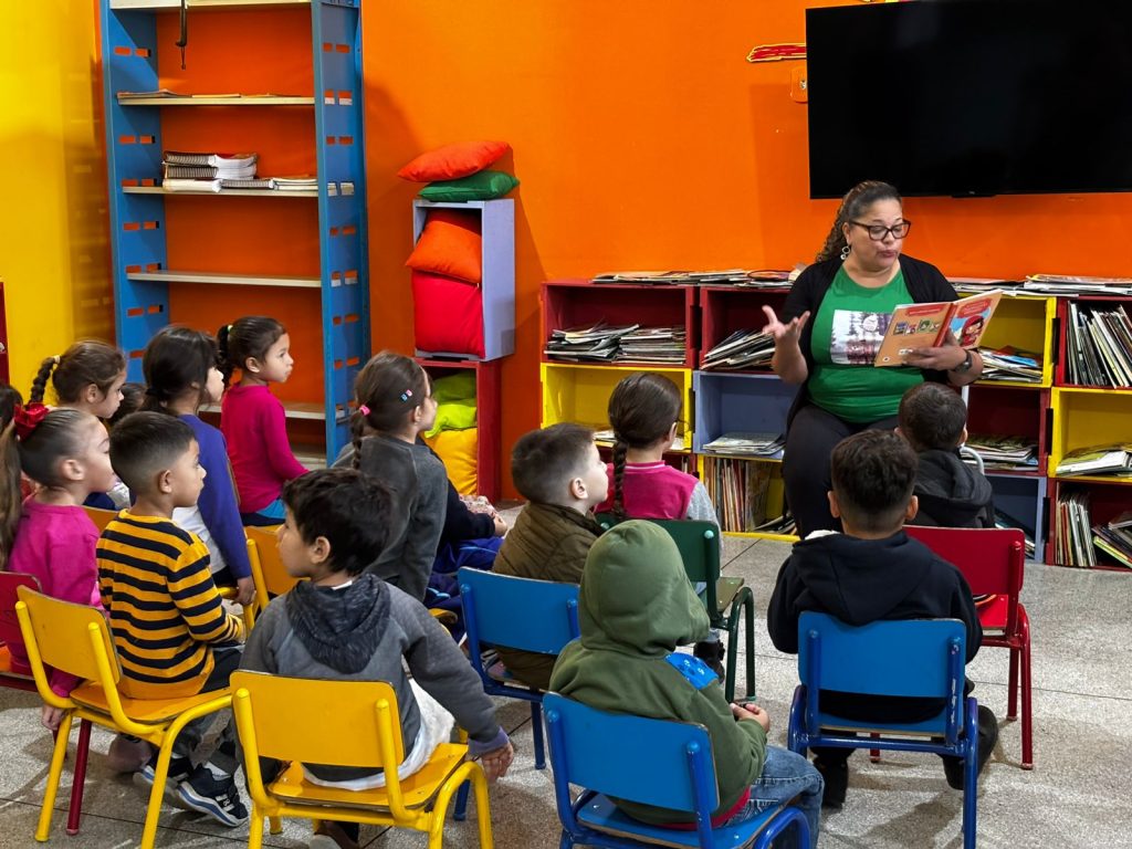 Crianças mergulham nos contos clássicos durante visita dos alunos da Unespar à escola Hugo Pereira. Foto: Reprodução