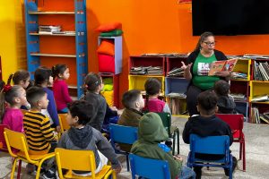 Crianças mergulham nos contos clássicos durante visita dos alunos da Unespar à escola Hugo Pereira. Foto: Reprodução