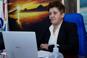 Vereadora Nega, de Pontal do Paraná, é investigada por suspeita de fraude no uso de diárias. Polícia Civil apura se houve recebimento indevido de valores para participação em cursos fora do município.