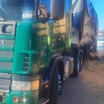 Colisão de caminhões provoca derramamento de farelo na BR-277