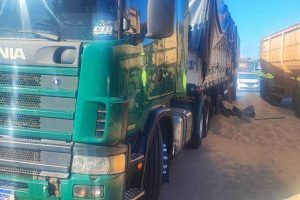 Colisão de caminhões provoca derramamento de farelo na BR-277