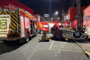 Motorista é preso após carro capotar em acidente no centro de Paranaguá