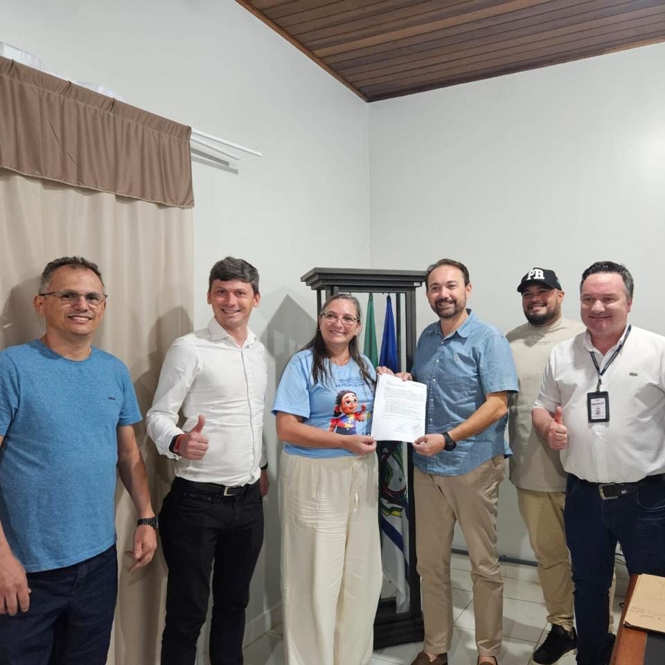 Prefeita de Antonina, Rozane Osaki, recebeu representantes do Invest Paraná e da empresa Interbulk para tratar da assinatura do Alvará de Construção da fábrica de fertilizantes da Uralchem-Interbulk. Foto: Redes Sociais