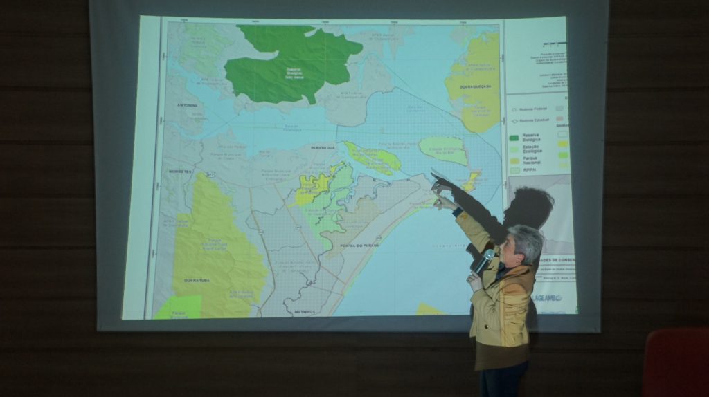 Secretária de Planejamento e Gestão, Vania Foes, mostra os pontos que precisam de atenção do Plano Diretor. Foto: Prefeitura de Paranaguá. Foto: Prefeitura de Paranaguá