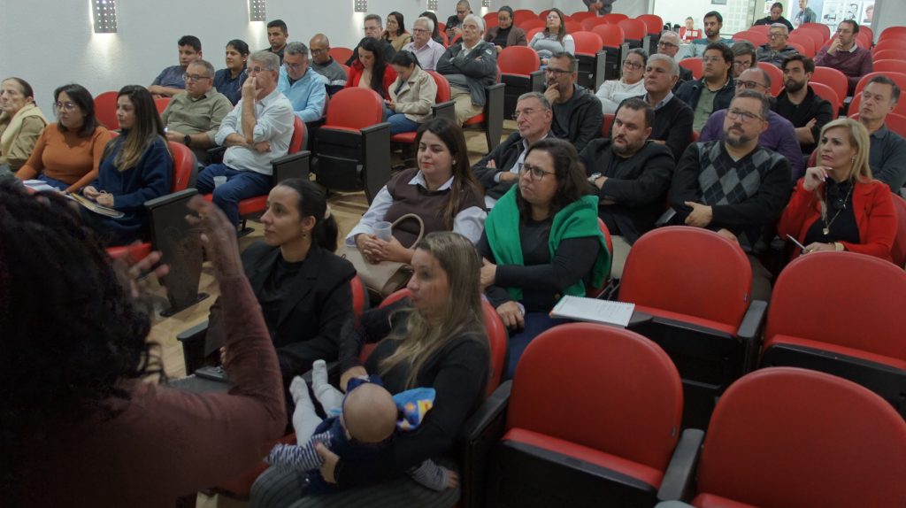 A reunião foi acompanhada por secretários e servidores da Prefeitura. Foto: Prefeitura de Paranaguá 