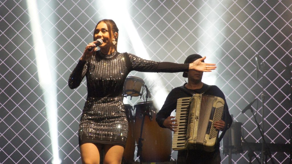 Foto 4 – A cantora Monique Santin fala sobre a emoção de ser da terra e cantar em sua cidade. Foto: Prefeitura de Paranaguá