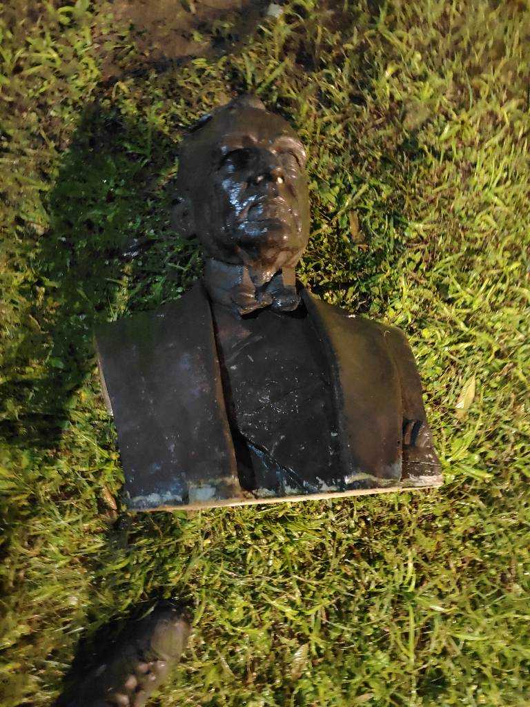 Furto busto Paranaguá 3