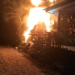 Incêndio em quiosque na Ilha do Mel mobiliza brigada voluntária e GCM
