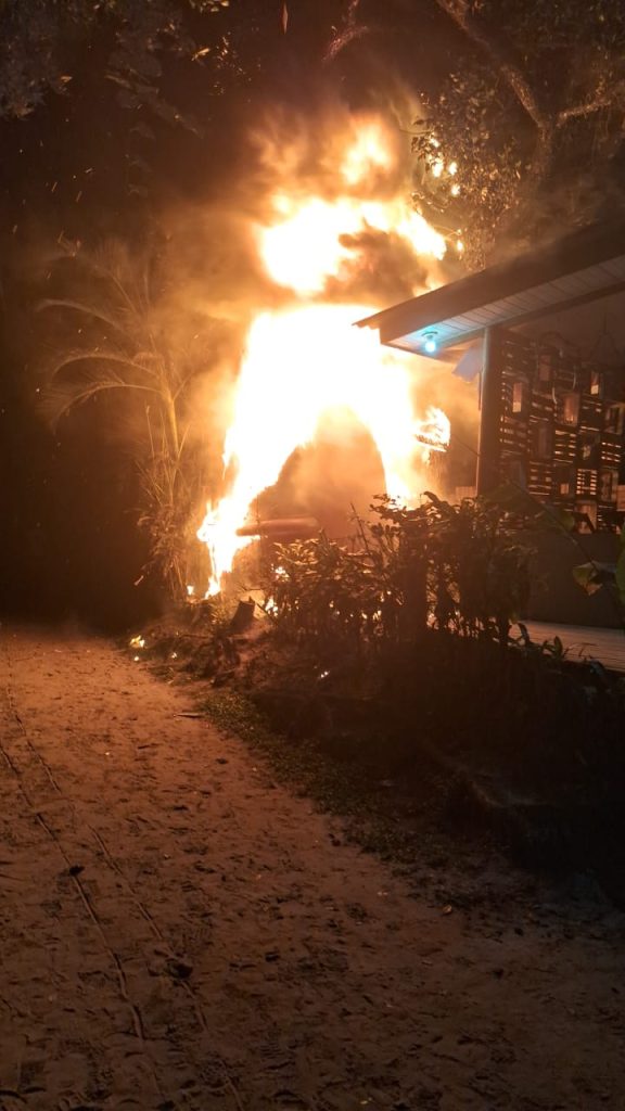 Incêndio em quiosque na Ilha do Mel mobiliza brigada voluntária e GCM