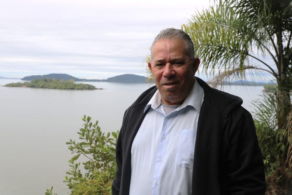 O vereador Zé Boiadeiro quer transformar o lugar em Parque Ecológico, que contará com um mirante voltado à baía de Antonina. Foto: Diogo Monteiro/JB Litoral