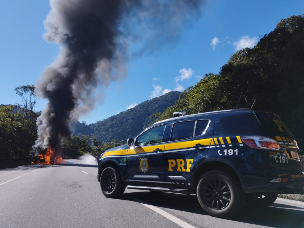 Ônibus pegou fogo na BR2-77