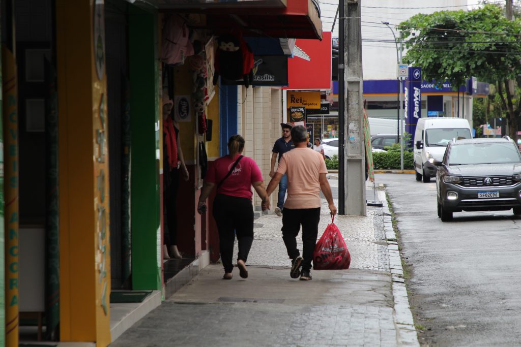 PREVISÃO MOVIMENTO CENTRO PARANAGUÁ CHUVA DIOGO MONTEIRO JB LITORAL (11)