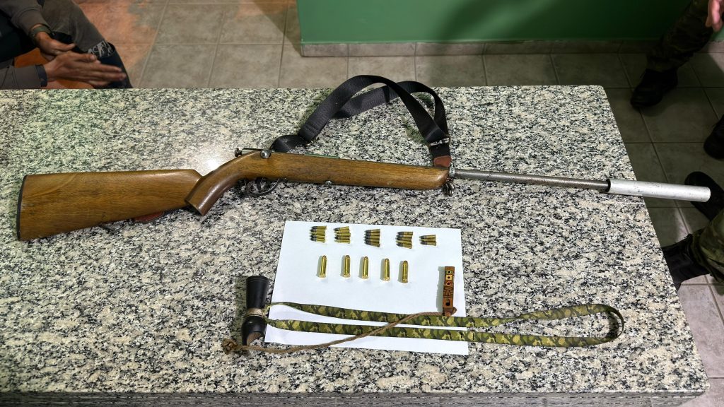 Polícia Abiental apreende espingarda com silenciador em Guarqueçaba (1)