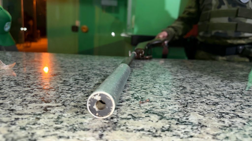 Polícia Abiental apreende espingarda com silenciador em Guarqueçaba (2)