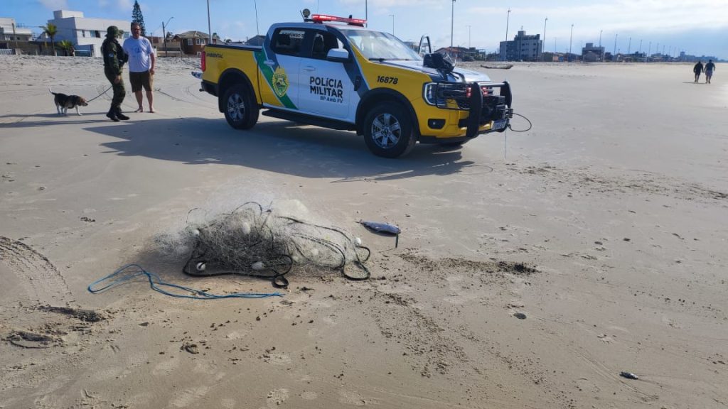 Rede de pesca é apreendida em área proibida em Matinhos