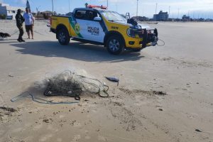 Rede de pesca é apreendida em área proibida em Matinhos