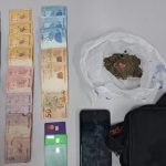 Rotam apreende drogas durante abordagem a homem com mandado de prisão