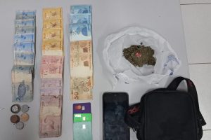 Rotam apreende drogas durante abordagem a homem com mandado de prisão