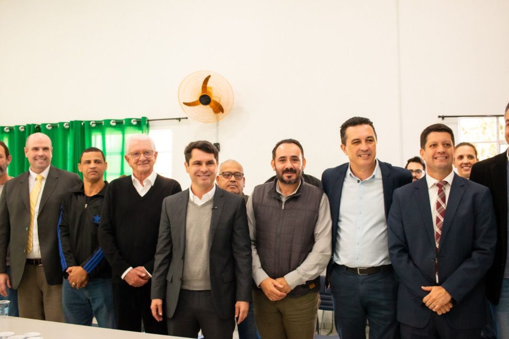 Junior Brindarolli e Alexandre Curi acompanham a entrega de R$ 280 mil em equipamentos hospitalares para Morretes. A doação, feita por instituição religiosa, vai reforçar o atendimento na rede municipal de Saúde.