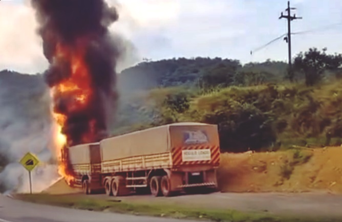 Caminhões pegam fogo na BR-277 1