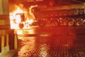 Caminhão pega fogo no Porto durante a madrugada