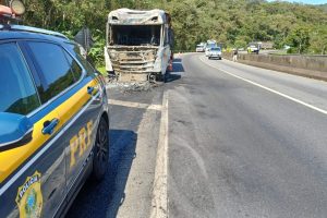 Dois incêndios em caminhões são registrados na BR-277, em Morretes