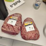 Mulher de 22 anos é presa por furtar picanha em supermercado