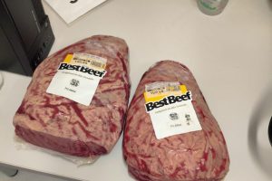 Mulher de 22 anos é presa por furtar picanha em supermercado