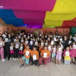 Projeto Cumbuca reúne crianças e comunidade em Paranaguá, com a meta de levar o livro Como Transformar o Mundo a 5 mil estudantes da rede estadual até 2026. Foto: Claudio Neves/Portos do Paraná