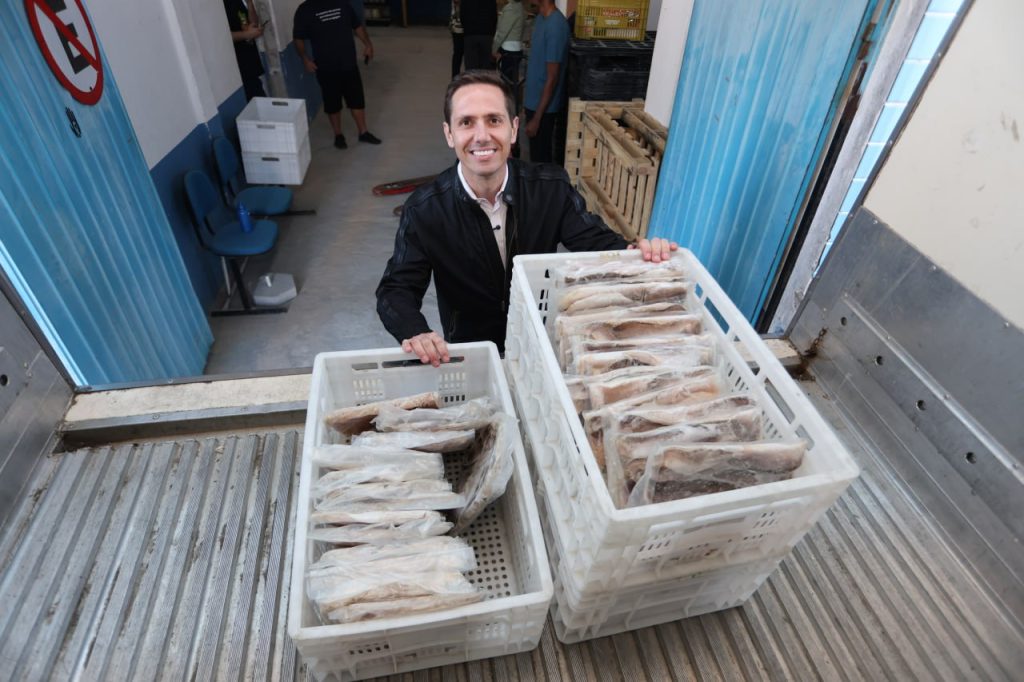Prefeito Rudão Gimenes participou da entrega de um lote de 200 kg de peixe que serão servidos na merenda do dia 20. Foto: Prefeitura de Pontal do Paraná