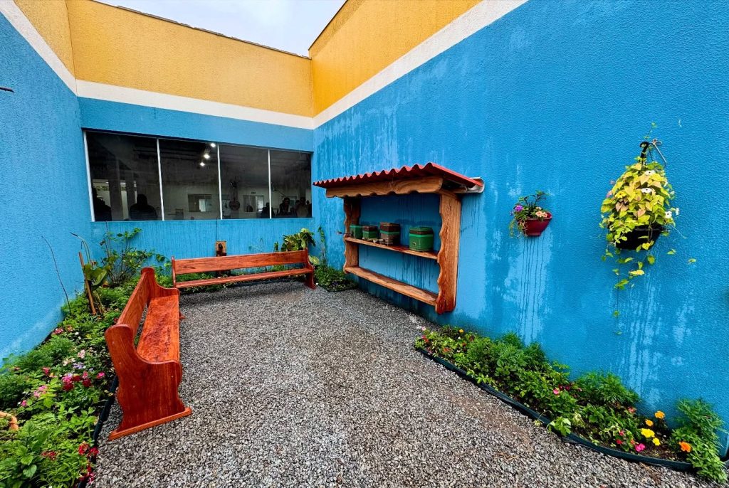 As caixas com as abelhas nativas sem ferrão foram instaladas após os servidores passarem por capacitação. Foto: Prefeitura de Pontal do Paraná