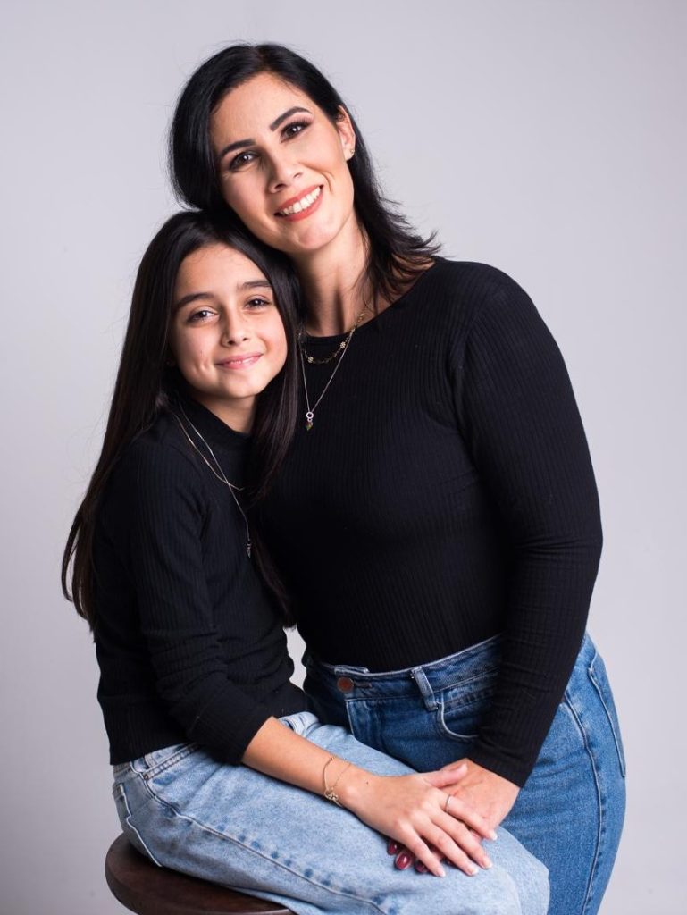  renata e clara- A psicóloga Renata da Cunha Abdnor e a filha Clara descobriram a superdotação em 2023. 