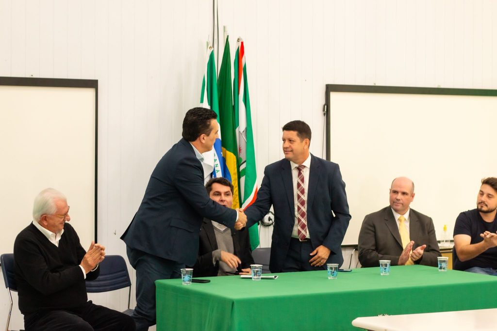 Prefeito Junior Brindarolli recebe o ministro da Educação, Camilo Santana, em visita à estação ferroviária de Morretes.