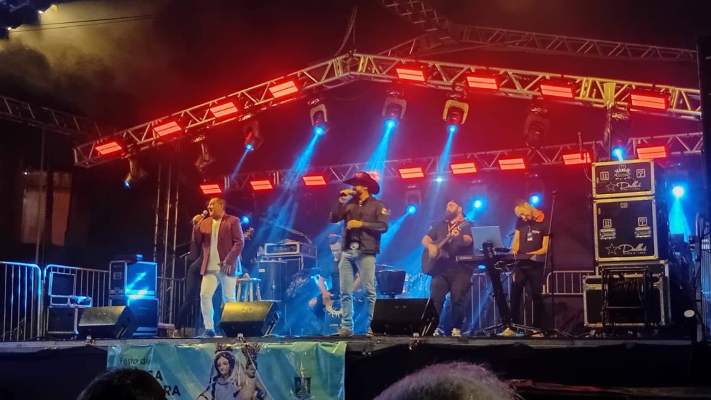 Uma estrutura com espaço coberto e palco foi montada para receber o público para as apresentações musicais. Foto: Prefeitura de Antonina