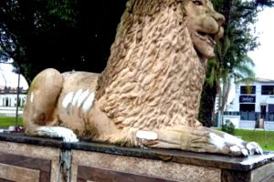 GCM prende homem por pichar estátua na Praça dos Leões