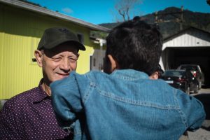 Pedro Arantes já acolheu 10 crianças pelo Programa Família Acolhedora, oferecendo amor e cuidado a quem precisou de um lar temporário.